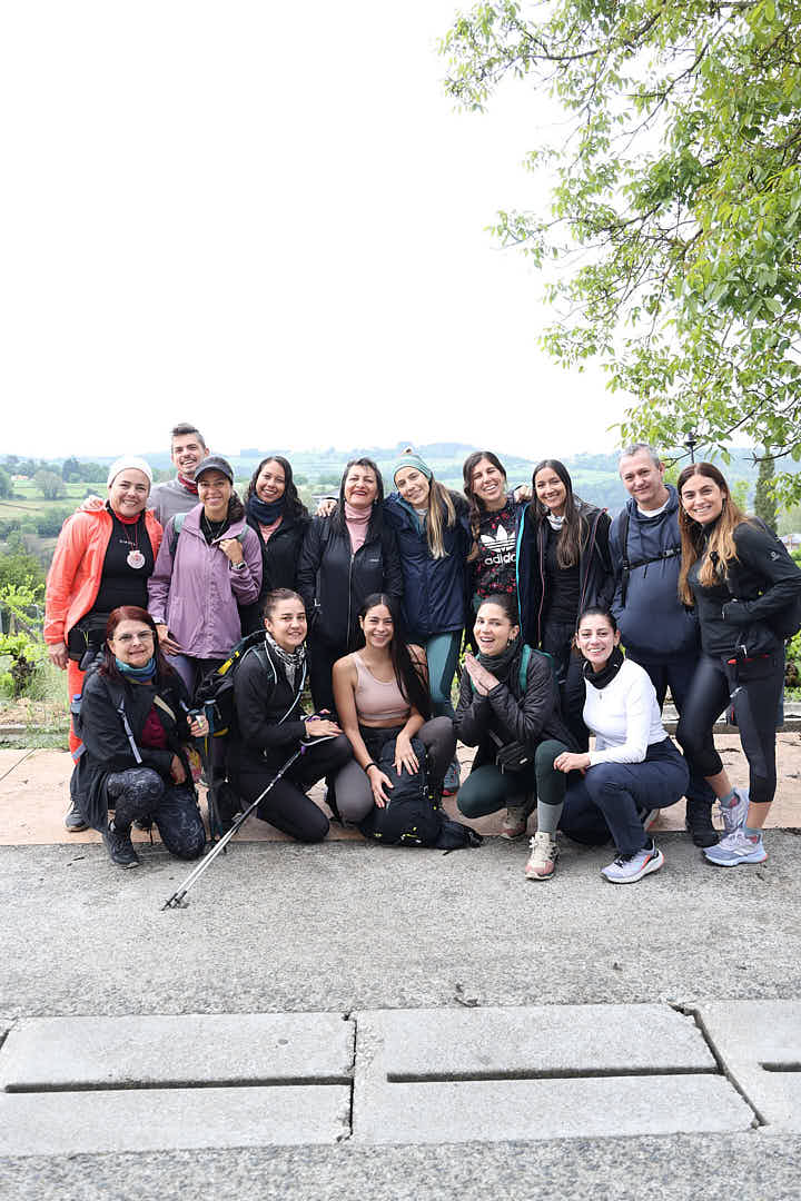 Grupo de El Camino con Naty frente a un pazo gallego